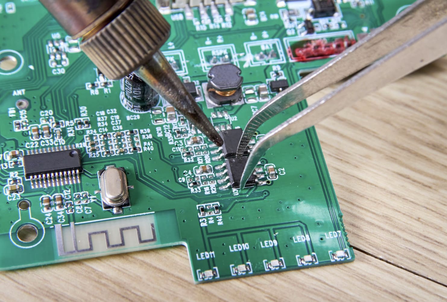 Kayahan Teknikel atölyesinde uzman teknisyen kombi elektronik kart ve anakart üzerinde lehim onarımı yaparken — Ankara